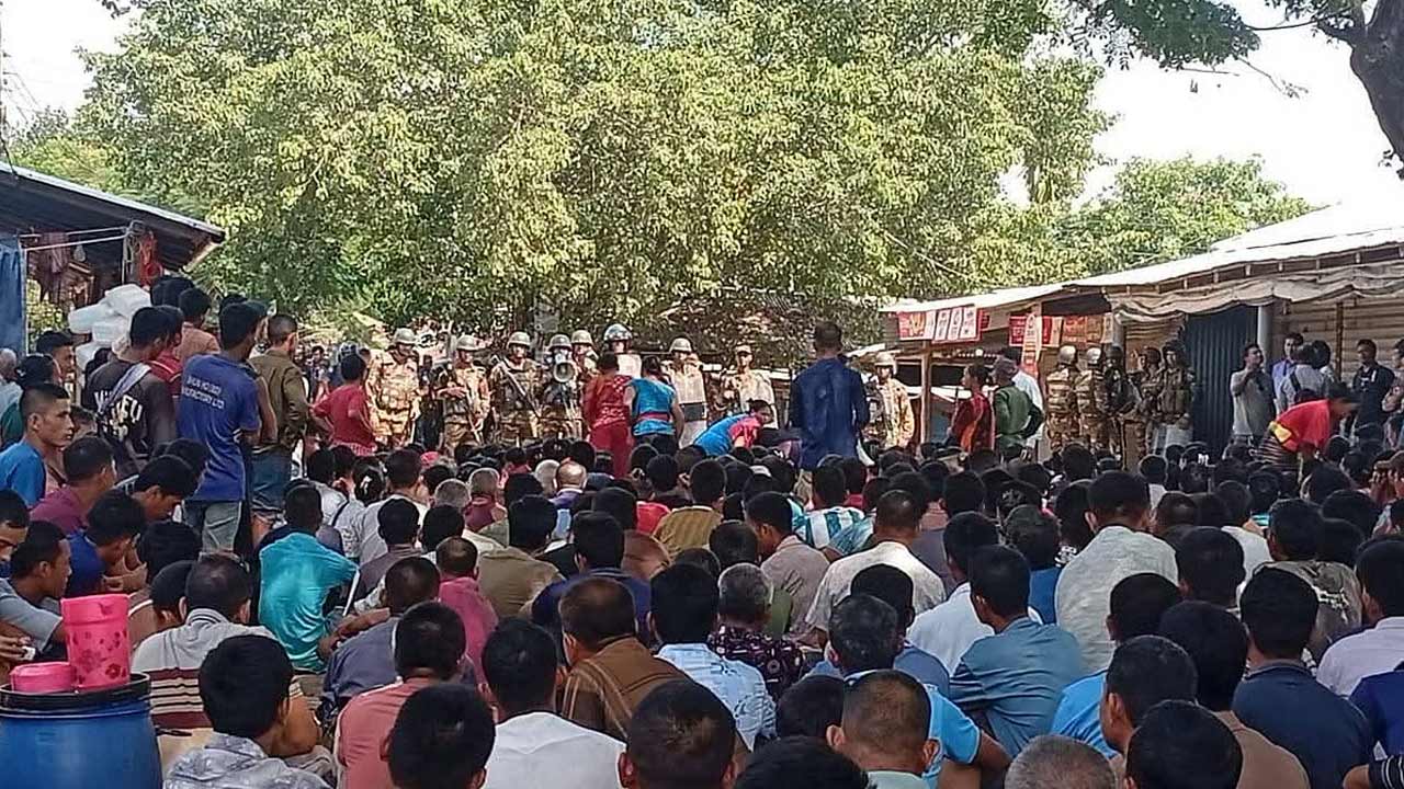 সাজেকে অবরোধকারীদের সঙ্গে আইনশৃঙ্খলা বাহিনীর গোলাগুলি, নিরাপত্তায় ফিরলেন পর্যটকরা